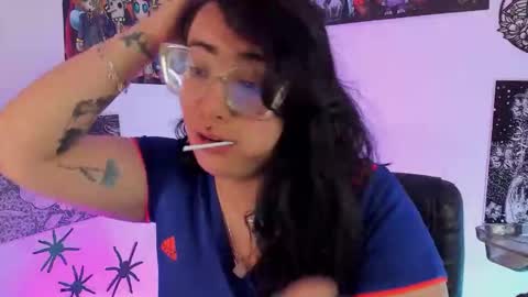 Snapshot of amaryllis_vizcaya chatting on 11/17/25, 06:03 Katt online show from 11/17/25, 06:03