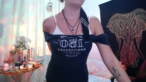 Snapshot of amatista_riveera chatting on 01/28/25, 11:28 Amatista  Next stream 9 DEC 1 PM COLOMBIAN TIME  miss u and love u online show from 01/28/25, 11:28