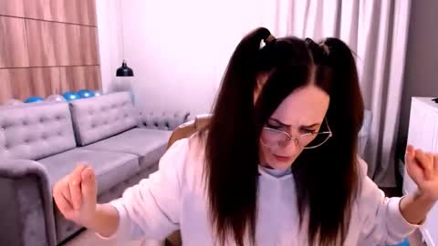 Snapshot of amazingeyes89 chatting on 10/29/25, 02:19 Izza online show from 10/29/25, 02:19