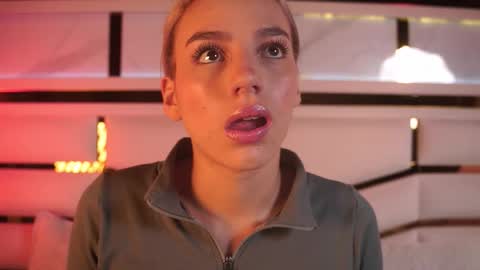 Snapshot of ambar_rosse25 chatting on 12/16/25, 11:37 Julieta online show from 12/16/25, 11:37