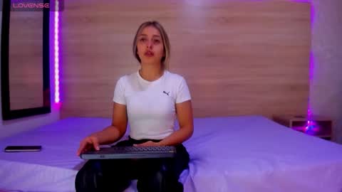 Snapshot of ambarvioletcm chatting on 03/27/26, 02:17 ambarvioletcm online show from 03/27/26, 02:17