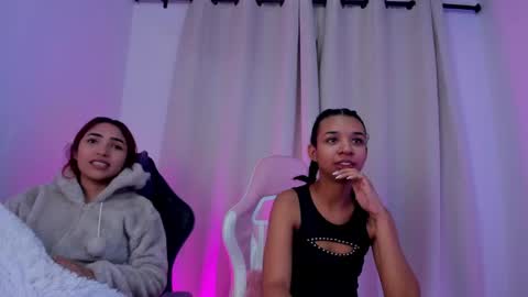 Snapshot of amber_and_suzane chatting on 01/25/25, 11:55 Amber And Suzane Amber HAIR RED Suzane HAIR BROWN online show from 01/25/25, 11:55