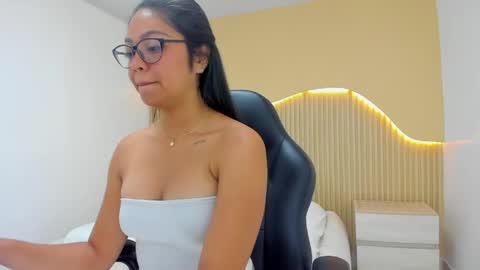 Snapshot of amber_pearson1 chatting on 04/14/26, 02:01 AMBER PEARSON online show from 04/14/26, 02:01