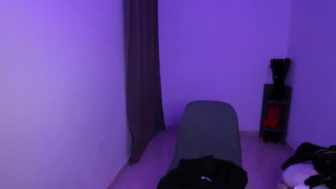 Snapshot of amber_smith20 chatting on 03/25/26, 01:00 find me here --- online show from 03/25/26, 01:00