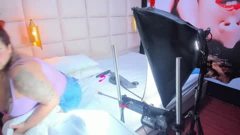 Snapshot of amberluy chatting on 04/06/26, 07:04 Amber .. online show from 04/06/26, 07:04