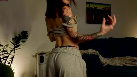 Snapshot of ambientmoon chatting on 04/15/26, 07:58 Moon inst 4mbientmoon online show from 04/15/26, 07:58