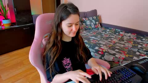 Snapshot of ameli_moon chatting on 04/11/26, 11:03 Eileen online show from 04/11/26, 11:03