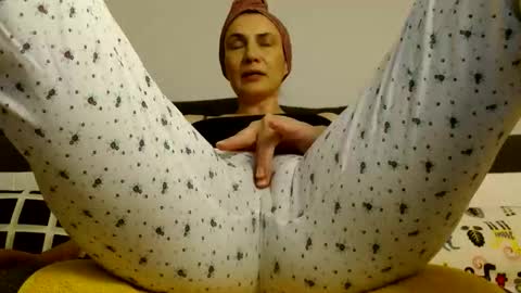 Snapshot of ameliaisme chatting on 10/13/25, 11:16 AME or Amelia online show from 10/13/25, 11:16