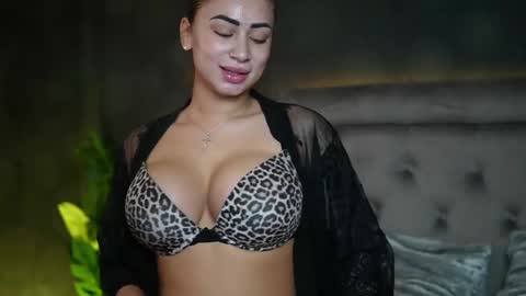  Amelia  online show from 11/17/25, 08:58