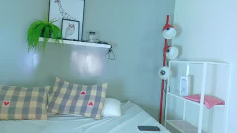 Snapshot of amelialaurent_ chatting on 06/11/26, 12:32 amelialaurent_ online show from 06/11/26, 12:32