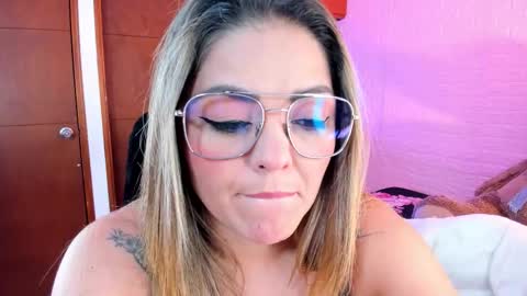 Snapshot of ameliamedina chatting on 10/17/25, 04:04 I am Ame Nice to meet you online show from 10/17/25, 04:04