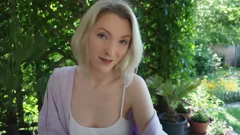Snapshot of ameliawhitex chatting on 05/20/26, 07:25 Call me Pixie or Amy xxx online show from 05/20/26, 07:25
