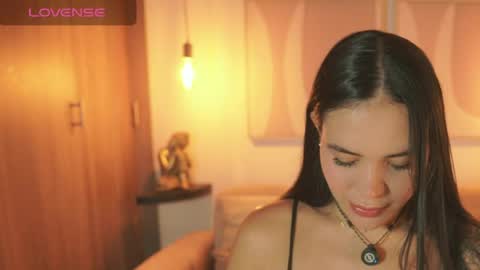Snapshot of amelie_gonzalez chatting on 04/23/26, 11:18 online show from 04/23/26, 11:18