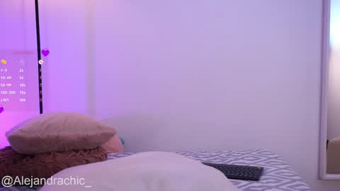 Snapshot of amelie_leigh chatting on 04/07/26, 10:20 Alejandra online show from 04/07/26, 10:20