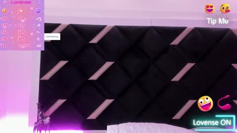 Snapshot of amelie_loove chatting on 03/25/26, 01:06 Amelie online show from 03/25/26, 01:06