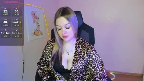 Snapshot of ameliepeach chatting on 05/23/26, 04:11 Amelie online show from 05/23/26, 04:11