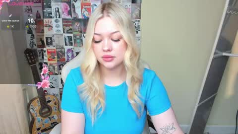 Snapshot of ameliepeach chatting on 05/29/26, 08:23 Amelie online show from 05/29/26, 08:23