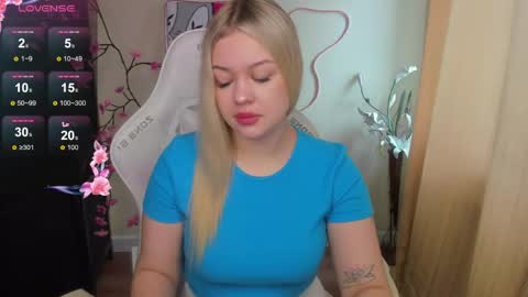 Snapshot of ameliepeach chatting on 05/31/26, 02:09 Amelie online show from 05/31/26, 02:09