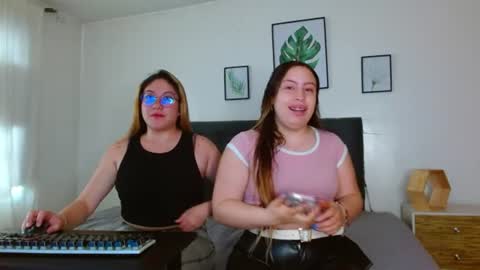 Snapshot of amelierose1 chatting on 06/26/26, 02:43 Amelie online show from 06/26/26, 02:43
