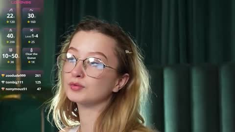 Snapshot of amelieviolet chatting on 03/21/26, 08:19 Amelie online show from 03/21/26, 08:19