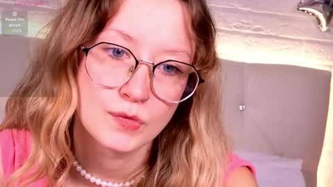 Snapshot of amelieviolet chatting on 06/03/26, 12:41 Amelie online show from 06/03/26, 12:41