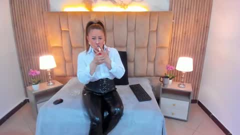 Snapshot of amell_thomson chatting on 05/19/26, 11:27 Amell Thomson online show from 05/19/26, 11:27