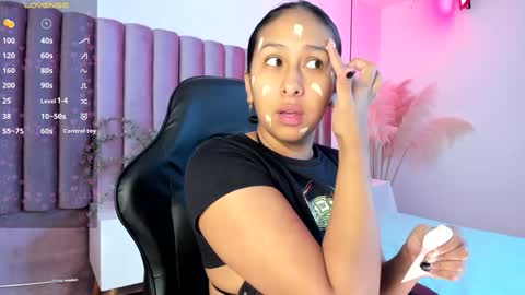 Snapshot of amelyamann chatting on 02/07/25, 12:17          online show from 02/07/25, 12:17