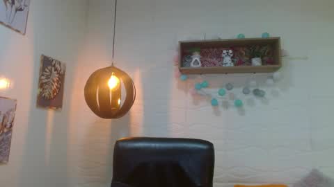 Snapshot of amethystshadow chatting on 04/19/26, 06:10 amethystshadow online show from 04/19/26, 06:10