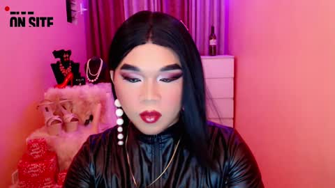 Snapshot of amiadoll chatting on 12/09/24, 12:40 Queen Mireska online show from 12/09/24, 12:40