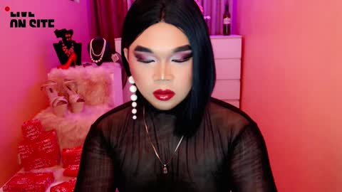 Snapshot of amiadoll chatting on 12/12/24, 01:06 Queen Mireska online show from 12/12/24, 01:06