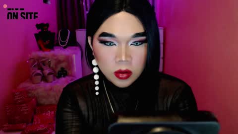 Snapshot of amiadoll chatting on 12/16/24, 06:49 Queen Mireska online show from 12/16/24, 06:49