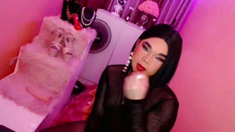 Snapshot of amiadoll chatting on 01/06/25, 01:08 Queen Mireska online show from 01/06/25, 01:08