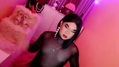 Snapshot of amiadoll chatting on 01/09/25, 10:52 Queen Mireska online show from 01/09/25, 10:52