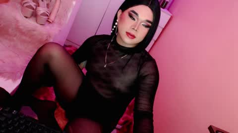 Snapshot of amiadoll chatting on 02/06/25, 05:19 Queen Mireska online show from 02/06/25, 05:19