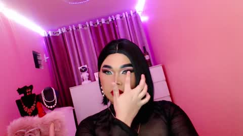 Snapshot of amiadoll chatting on 02/16/25, 04:10 Queen Mireska online show from 02/16/25, 04:10