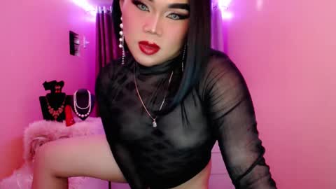 Snapshot of amiadoll chatting on 02/22/25, 06:19 Queen Mireska online show from 02/22/25, 06:19