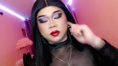 Snapshot of amiadoll chatting on 09/12/25, 10:26 Queen Mireska online show from 09/12/25, 10:26