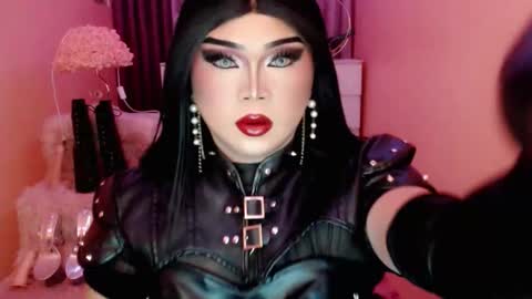 Snapshot of amiadoll chatting on 09/20/25, 10:49 Queen Mireska online show from 09/20/25, 10:49