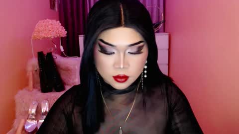 Snapshot of amiadoll chatting on 09/22/25, 12:40 Queen Mireska online show from 09/22/25, 12:40