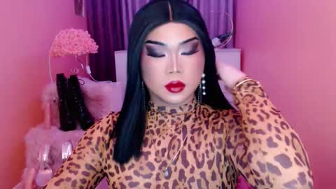 Snapshot of amiadoll chatting on 09/24/25, 01:25 Queen Mireska online show from 09/24/25, 01:25