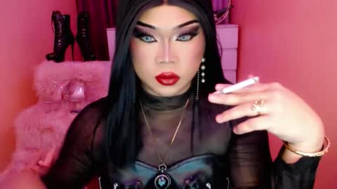 Snapshot of amiadoll chatting on 10/12/25, 02:05 Queen Mireska online show from 10/12/25, 02:05