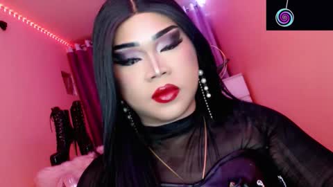 Snapshot of amiadoll chatting on 10/24/25, 02:35 Queen Mireska online show from 10/24/25, 02:35