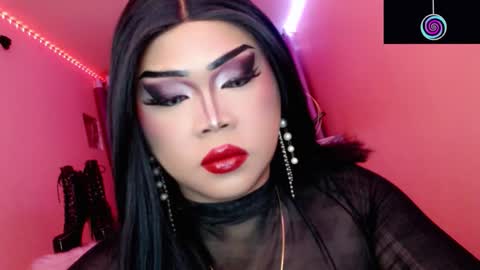 Snapshot of amiadoll chatting on 10/27/25, 02:43 Queen Mireska online show from 10/27/25, 02:43