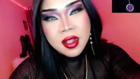 Snapshot of amiadoll chatting on 11/28/25, 05:04 Queen Mireska online show from 11/28/25, 05:04