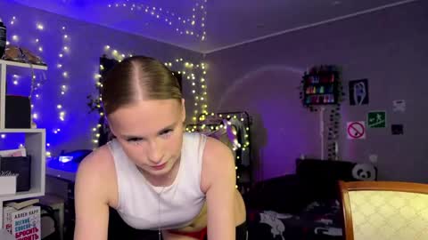 Amily online show from 04/08/26, 02:39