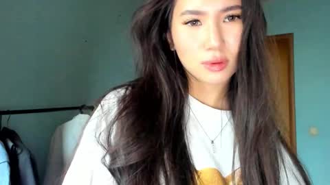 Snapshot of amina_artin chatting on 10/24/25, 12:01 Amina online show from 10/24/25, 12:01