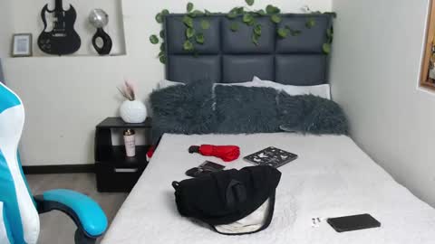 Amnesia online show from 09/25/25, 01:59