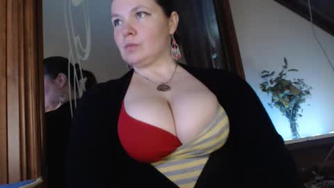 Snapshot of amorelara chatting on 02/14/25, 11:42 amorelara online show from 02/14/25, 11:42