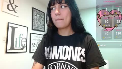 Snapshot of amy__adams1 chatting on 02/12/25, 04:54 Amy 3 online show from 02/12/25, 04:54