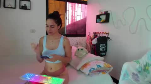 Snapshot of amy_and_eloise chatting on 10/08/25, 02:36 AmyEloise online show from 10/08/25, 02:36